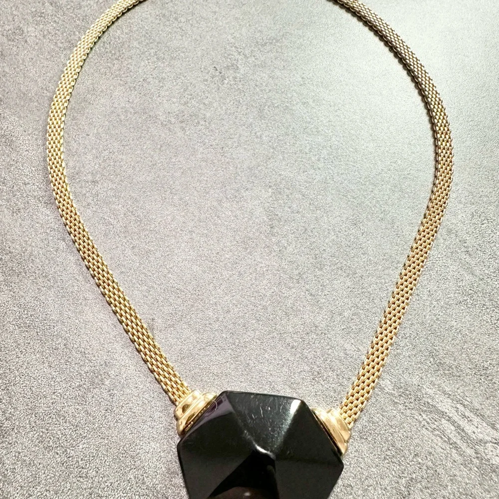 Vintage Crown Trifari Gold Tone Mesh With A Black Acrylic Pendant Necklace - Picture 2 of 7